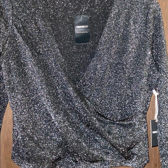 NWT Black & Sliver Forever 21 V-Neck Mid Crop Top - Picture 2 of 7